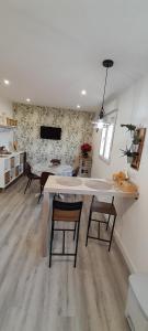 una cucina e una sala da pranzo con tavolo e sedie di Barbeito a Sanxenxo