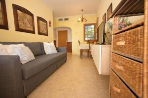 a living room with a couch and a kitchen at Águilas Delicias Piscina Wifi AC Parking Gratis in Águilas