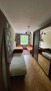 una piccola camera con due letti e una finestra di 3- х комнатная квартира в центре a Rivne