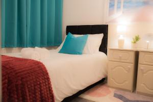 A bed or beds in a room at Lucky Home - Ideal for Trade, Consultants & Family - Near Alton Towers, 3 Bedrooms - 4 Beds - 5 People
