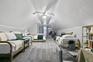 LilydaleにあるHighland Hideawayの天井のある部屋のベッド3台を利用する部屋