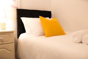 A bed or beds in a room at Lucky Home - Ideal for Trade, Consultants & Family - Near Alton Towers, 3 Bedrooms - 4 Beds - 5 People