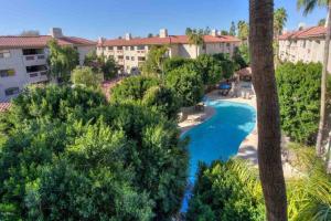 Bazén v ubytování Luxury 2BR in Biltmore - Gated with Garage nebo v jeho okolí