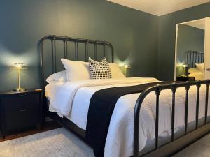 Postel nebo postele na pokoji v ubytování Luxury 2BR in Biltmore - Gated with Garage + 23 fotografií