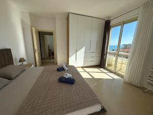 een slaapkamer met een bed en uitzicht op de oceaan bij Family Seaview Ap. Korabi 304 in Durrës