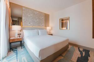Legacy Hotel Cascais, Curio Collection By Hilton客房内的一张或多张床位