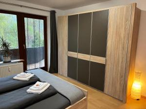 1 dormitorio con 1 cama con toallas en Henriette 1, en Walkenried