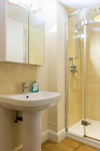 y baño con lavabo y ducha. en 2 double bedroom large modern self contained apartment Free parking, en Camberley