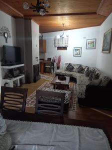 salon z kanapą i stołem w obiekcie VodaHouse w Gjirokastrze