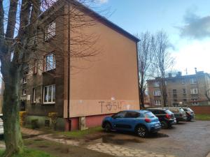 ein Gebäude mit Graffiti auf der Seite in der Unterkunft Apartament Jaśminów in Ruda Śląska