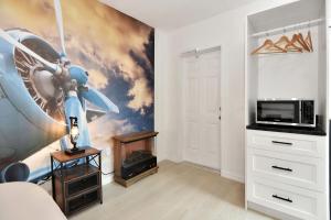una habitación con un mural de avión en la pared en Blue Mist Motel - Room # 3, en Daytona Beach
