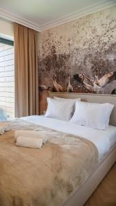 - une chambre avec un grand lit orné d'une peinture murale dans l'établissement Lake Rental Pratum 43, à Mikołajki