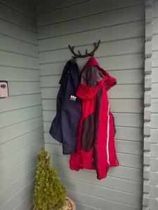 ニューカッスルにあるMountainside Cabinの壁掛けの上着