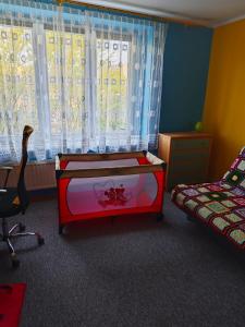 um quarto com uma cama e uma janela em Apartament Jaśminów em Ruda Śląska