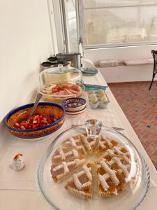 einen Tisch mit einer Waffel und einem Teller Essen in der Unterkunft ANTICA DIMORA Santa Marina Salina in Santa Marina Salina
