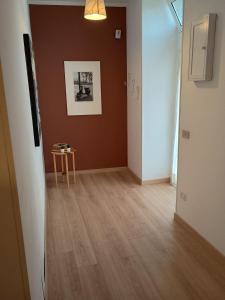 un pasillo vacío con una mesa en una habitación en Profumo Barocco 1, en Noto