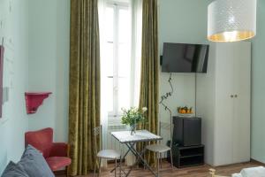 uma sala de estar com uma mesa e uma janela em La Foresteria 5 em Florença