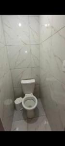 bagno bianco con servizi igienici in camera di Phos Hostel ad Araxá
