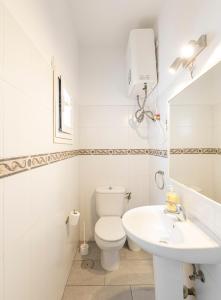 マドリードにあるApto Madrid Confort Centroの白いバスルーム(トイレ、シンク付)