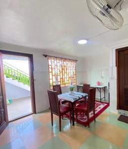 uma sala de jantar com mesa e cadeiras e uma cozinha em CENTRO GUEST HOUSE em Siem Reap