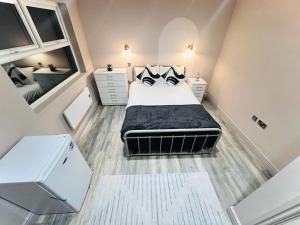 ロンドンにあるHigh Standard Room, Super Locationの小さなベッドルーム(ベッド1台、窓2つ付)が備わります。