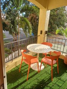 een tafel en stoelen op een balkon met een tafel bij The Royal at winchester in Kingston