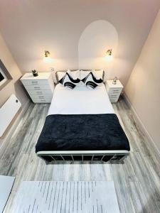 High Standard Room, Super Location في لندن: غرفة نوم بسرير كبير مع مواقف ليلتين