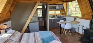 a room with a bed in a tiny house at Refugio entre el cielo in Guatavita