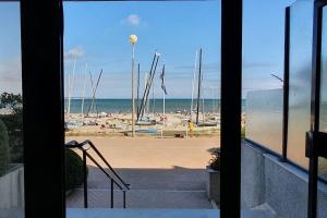 Blick auf einen Strand mit Booten im Wasser in der Unterkunft Bulle de fraîcheur - Studio confort sur la plage in La Baule