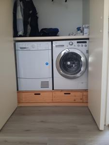 uma máquina de lavar e secar roupa numa lavandaria em Hoekhuis met tuin op het zuiden. em Gouda