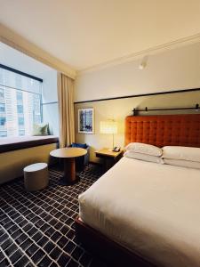 um quarto de hotel com uma cama e uma mesa em L7 Chicago by LOTTE em Chicago