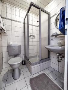 ein Bad mit einem WC und einem Waschbecken in der Unterkunft Gästezimmer Bruno in Bremm