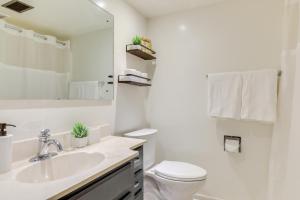 Un baño blanco con lavabo e inodoro. en Family-Friendly Lincoln Home with Sandbox and Grill!, en Lincoln 18 fotos más