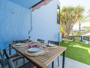 Zahrada ubytování Amazing 3 bedroom next to the beach with heated pool