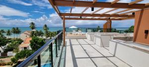 a balcony with a view of the ocean at Rooftop103-Tamandaré in Tamandaré