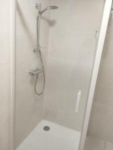 a bathroom with a shower with a glass door at Appartement 42m² - 1 chambre 2 personnes à Pornic in Pornic