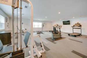 Centrul de fitness și/sau facilități de fitness de la Bright Apt with Pool Access 9 Mi to Downtown Dallas