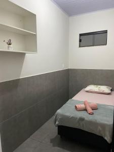 - une chambre avec un lit et 2 serviettes dans l'établissement Phos Hostel, à Araxá