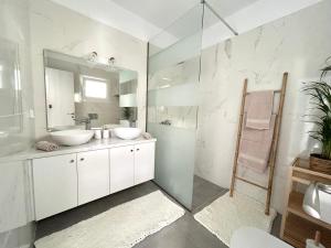 Ένα μπάνιο στο Rematia Cosy Apartment +26 φωτογραφίες