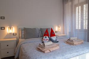 a bedroom with a bed with towels on it at Appartamento Anto vicino al lago ai servizi al centro in Levico Terme