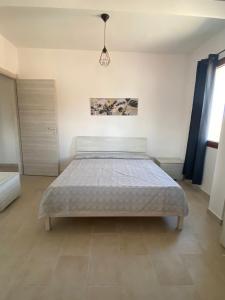 1 dormitorio con 1 cama en una habitación en Il Sole Verde, en Marrùbiu