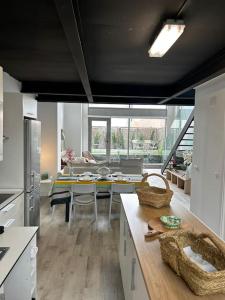 une cuisine avec une table et une salle à manger dans l'établissement Luminoso y confortable Loft, à Alcobendas