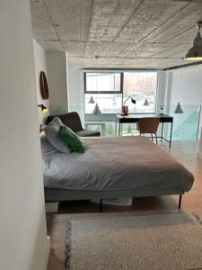 - une chambre avec un lit et un salon dans l'établissement Luminoso y confortable Loft, à Alcobendas