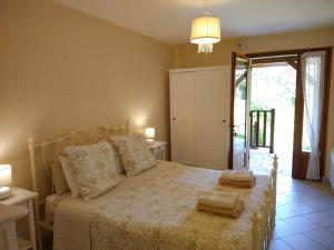 una camera con un letto con due cuscini sopra di La Colline - Chambre d'hôtes - B&B a Sarlat-la-Canéda