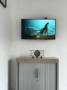 a flat screen tv hanging on a wall at studio bocagère in Amblainville