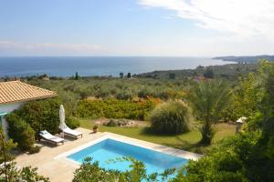 Utsikt mot bassenget på Icon Painter Villa 'Agia Triada 1' eller i nærheten