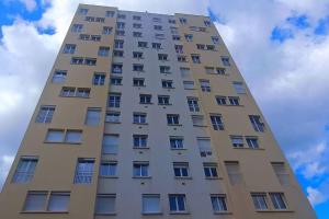 un edificio alto con muchas ventanas. en Appartement neuf - 3 chambres - 6 personnes - 73m² vue sur la ville, en Caen