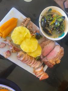 - un plat avec de la viande et un bol de soupe dans l'établissement Brisaas de Agua Buena, à San Fernando