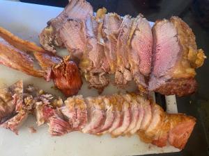 uma pilha de carne e bacon numa tábua de cortar em Brisaas de Agua Buena em San Fernando