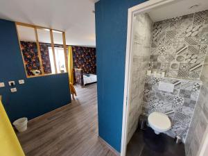 Koupelna v ubytování Logis Hotels - Auberge de l'Île - Hôtel 3 étoiles et Restaurant
